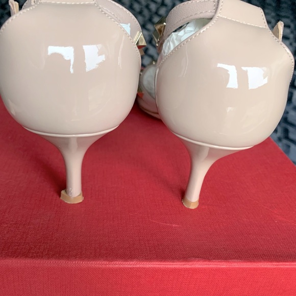 VALENTINO GARAVANI
Rockstud Crisscross D'Orsay Pumps - Picture 8 of 12